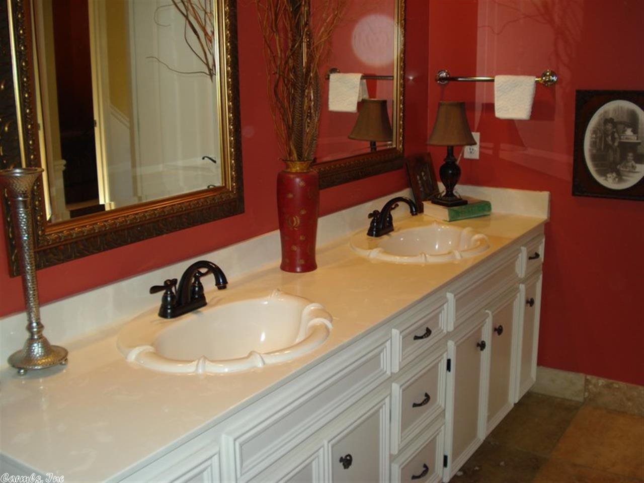 SECLUDED HILLS - Residential