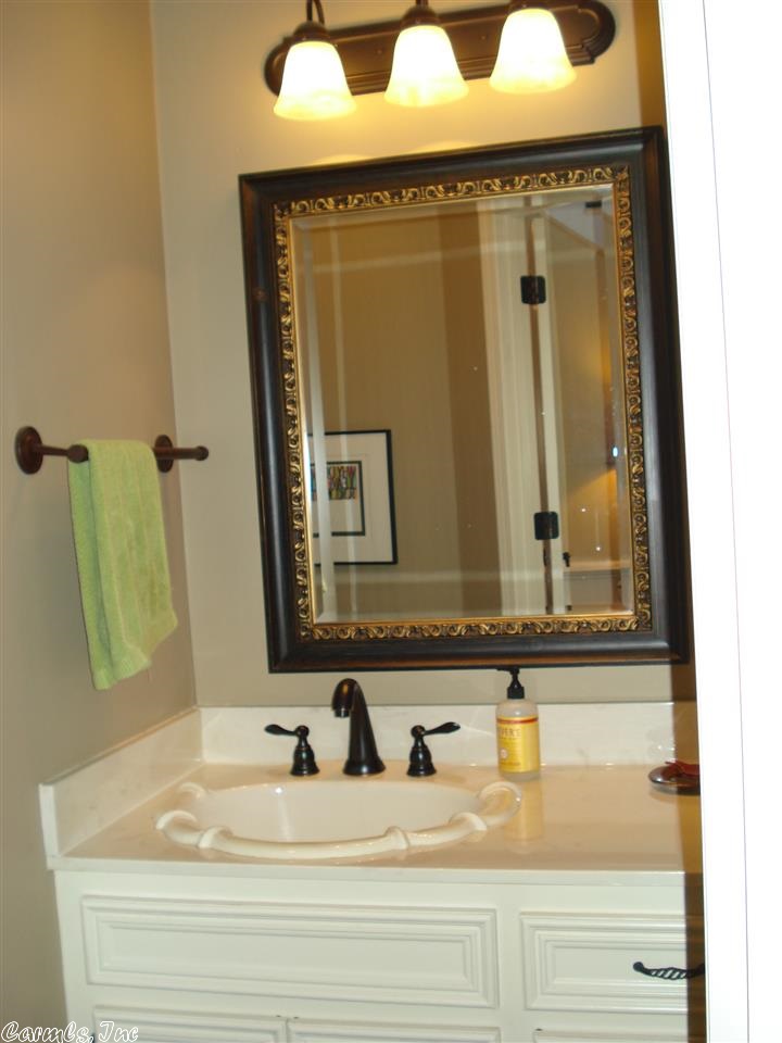 SECLUDED HILLS - Residential