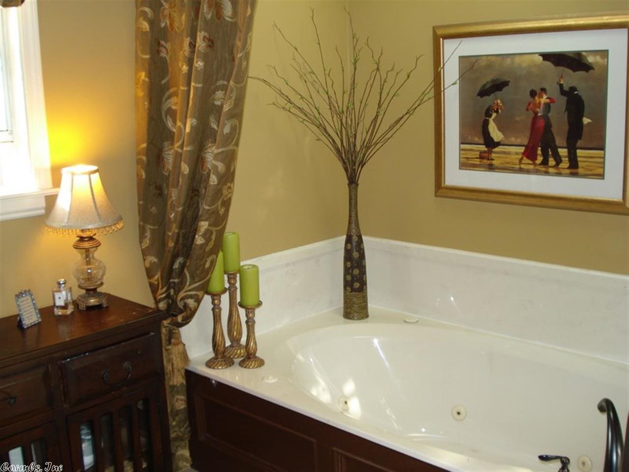 SECLUDED HILLS - Residential