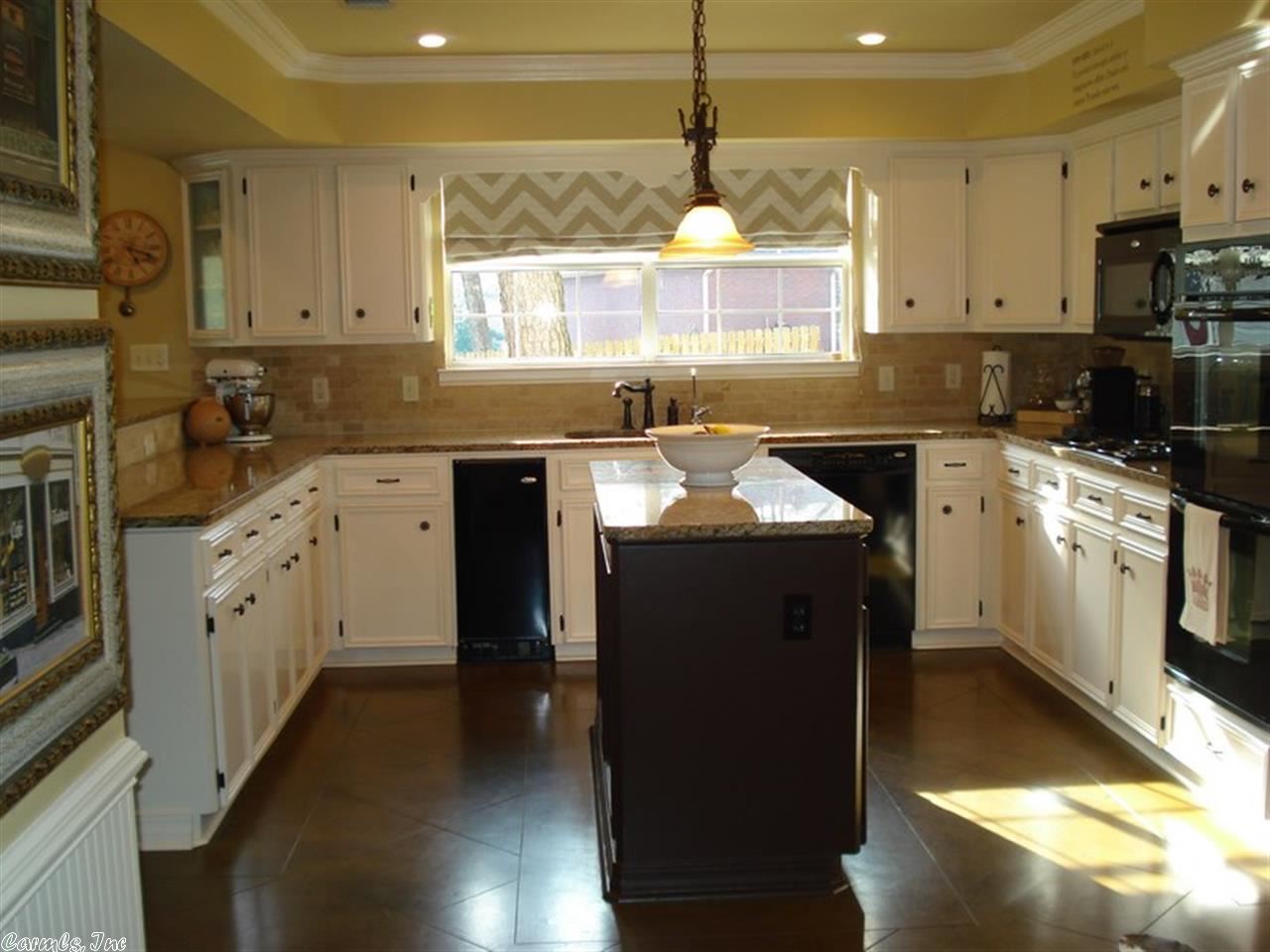 SECLUDED HILLS - Residential