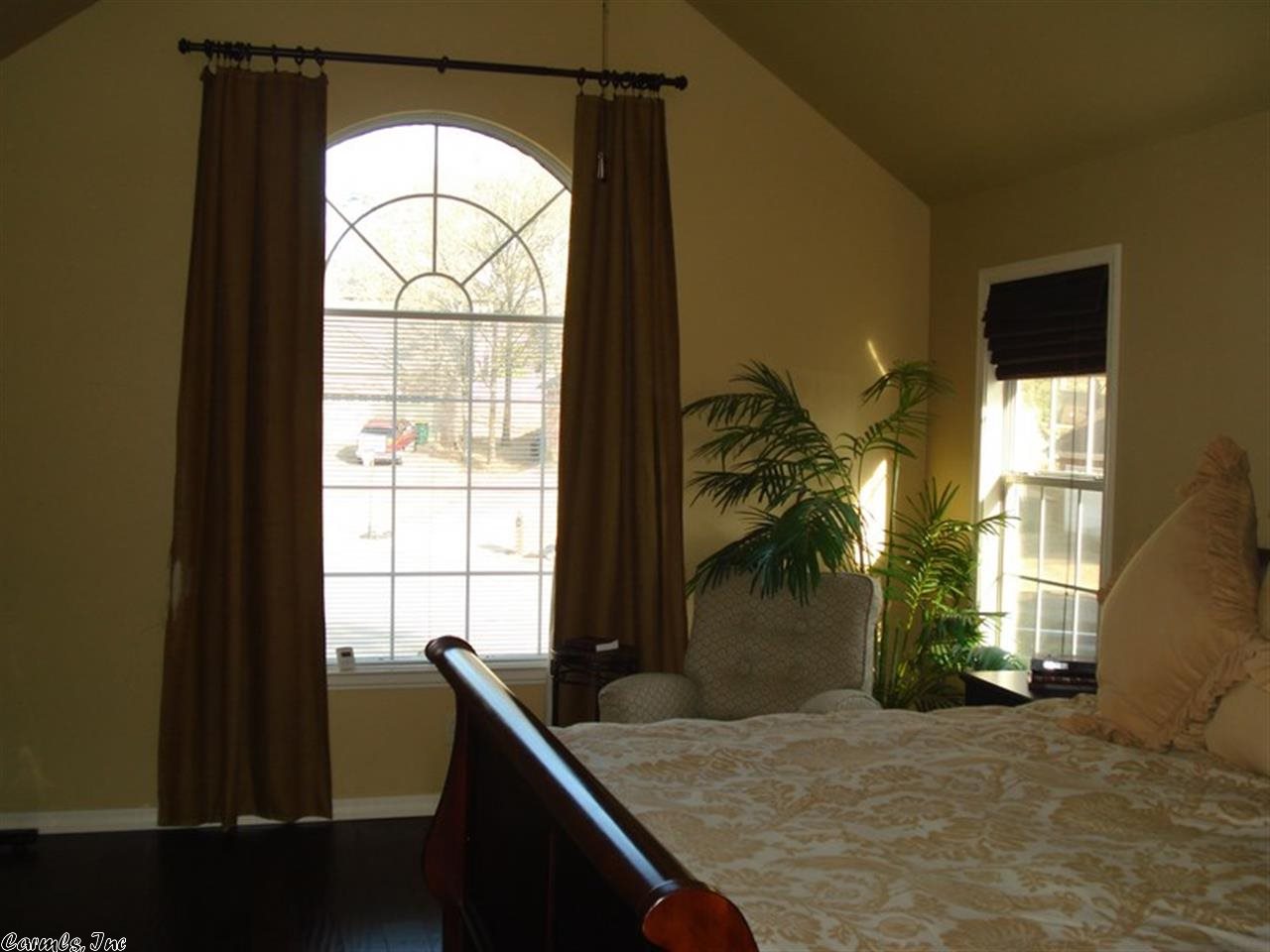 SECLUDED HILLS - Residential