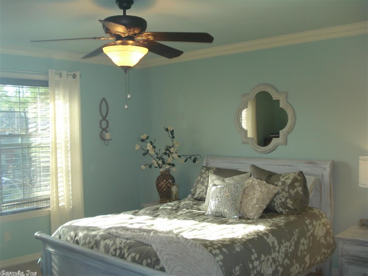 SECLUDED HILLS - Residential