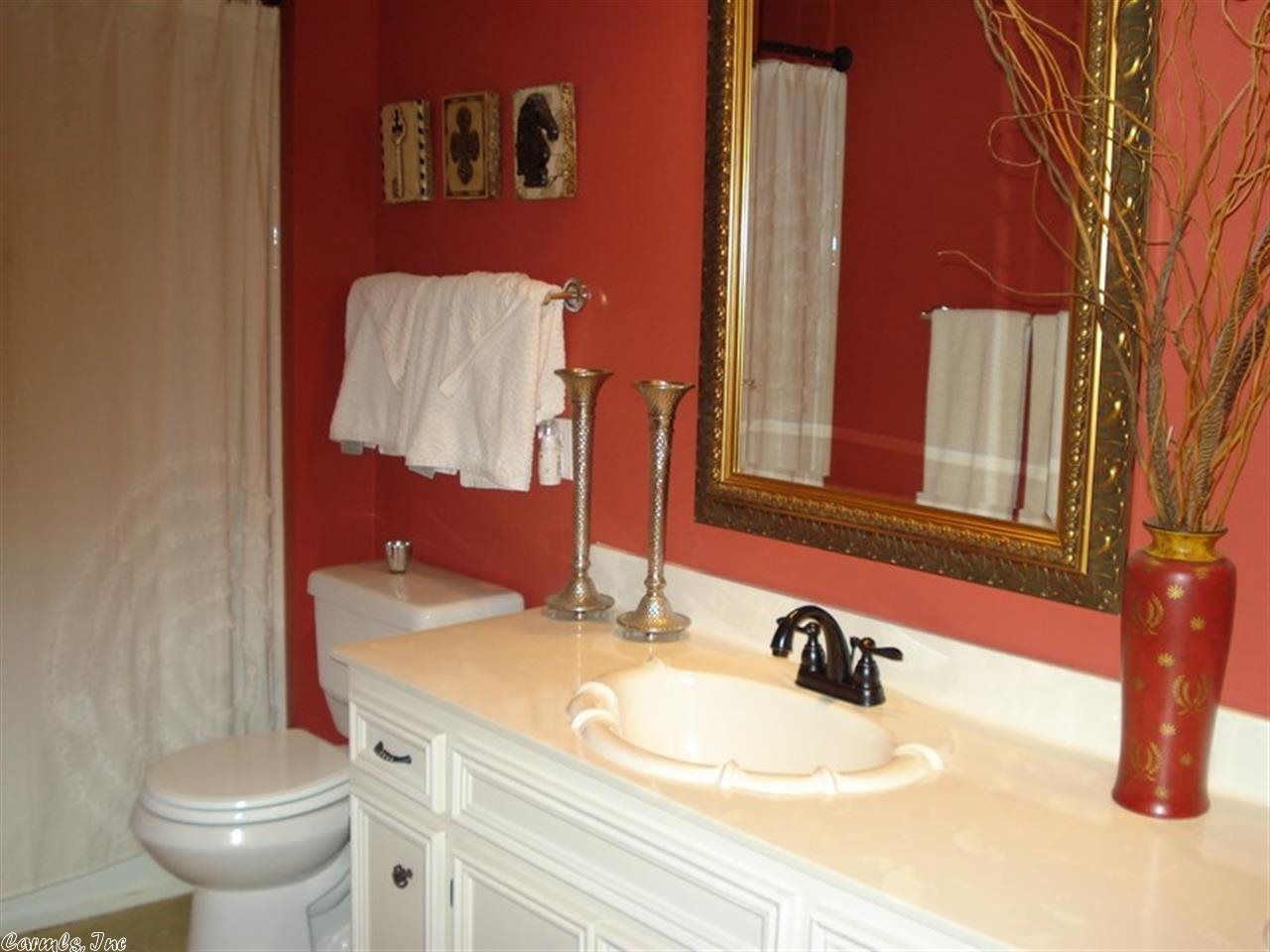 SECLUDED HILLS - Residential