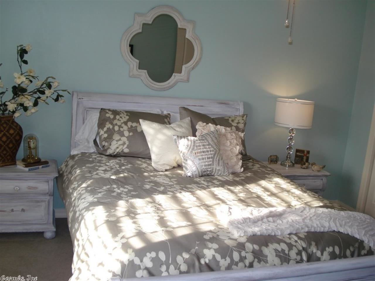 SECLUDED HILLS - Residential