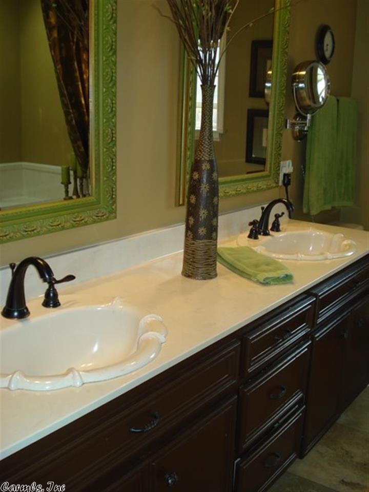 SECLUDED HILLS - Residential