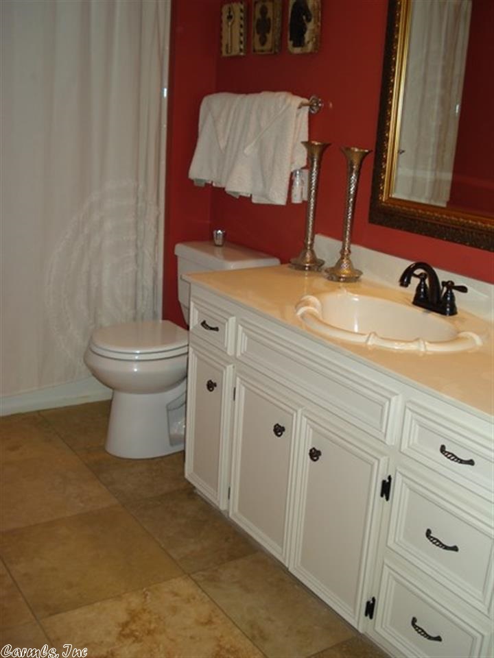 SECLUDED HILLS - Residential