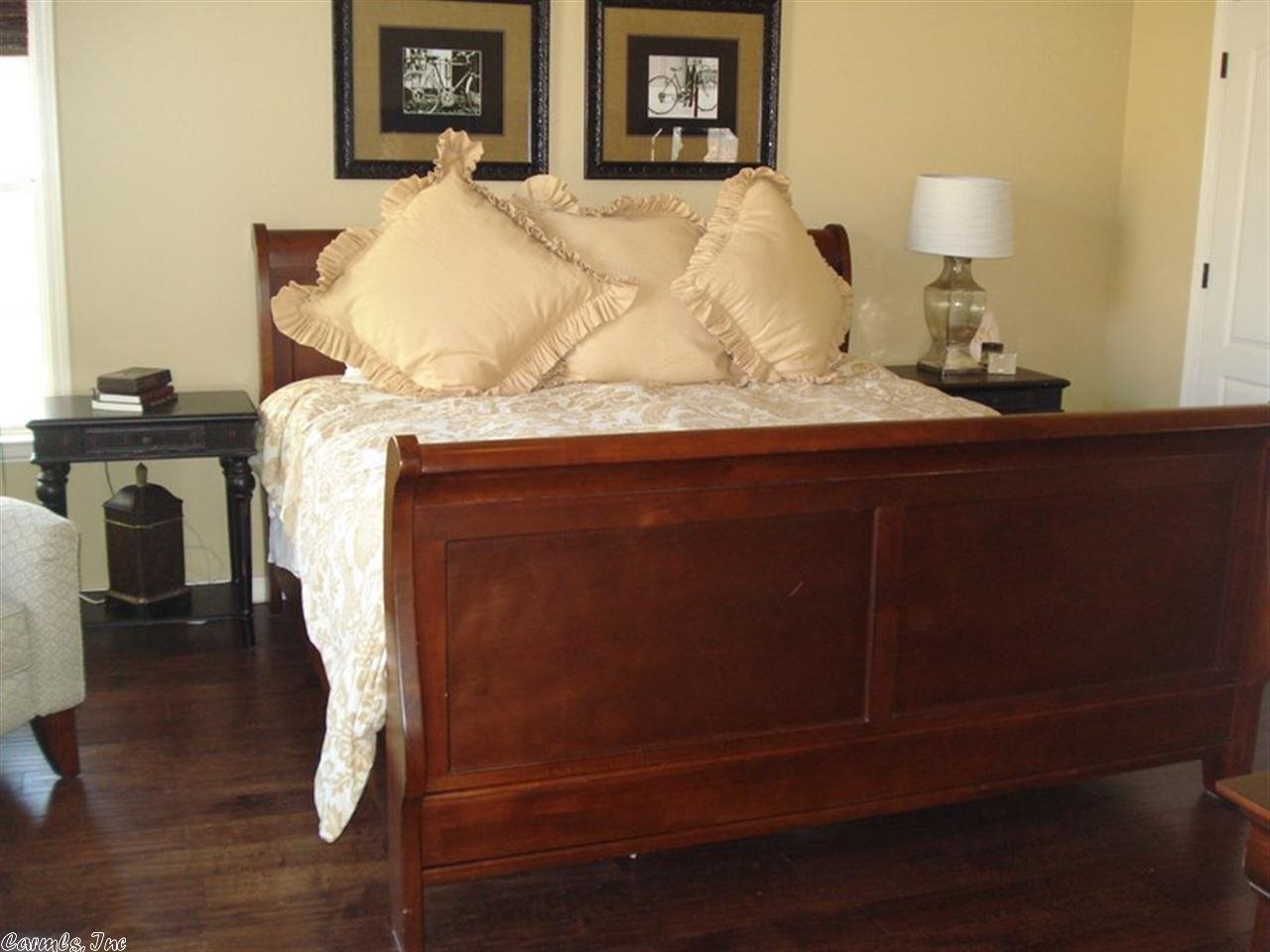 SECLUDED HILLS - Residential