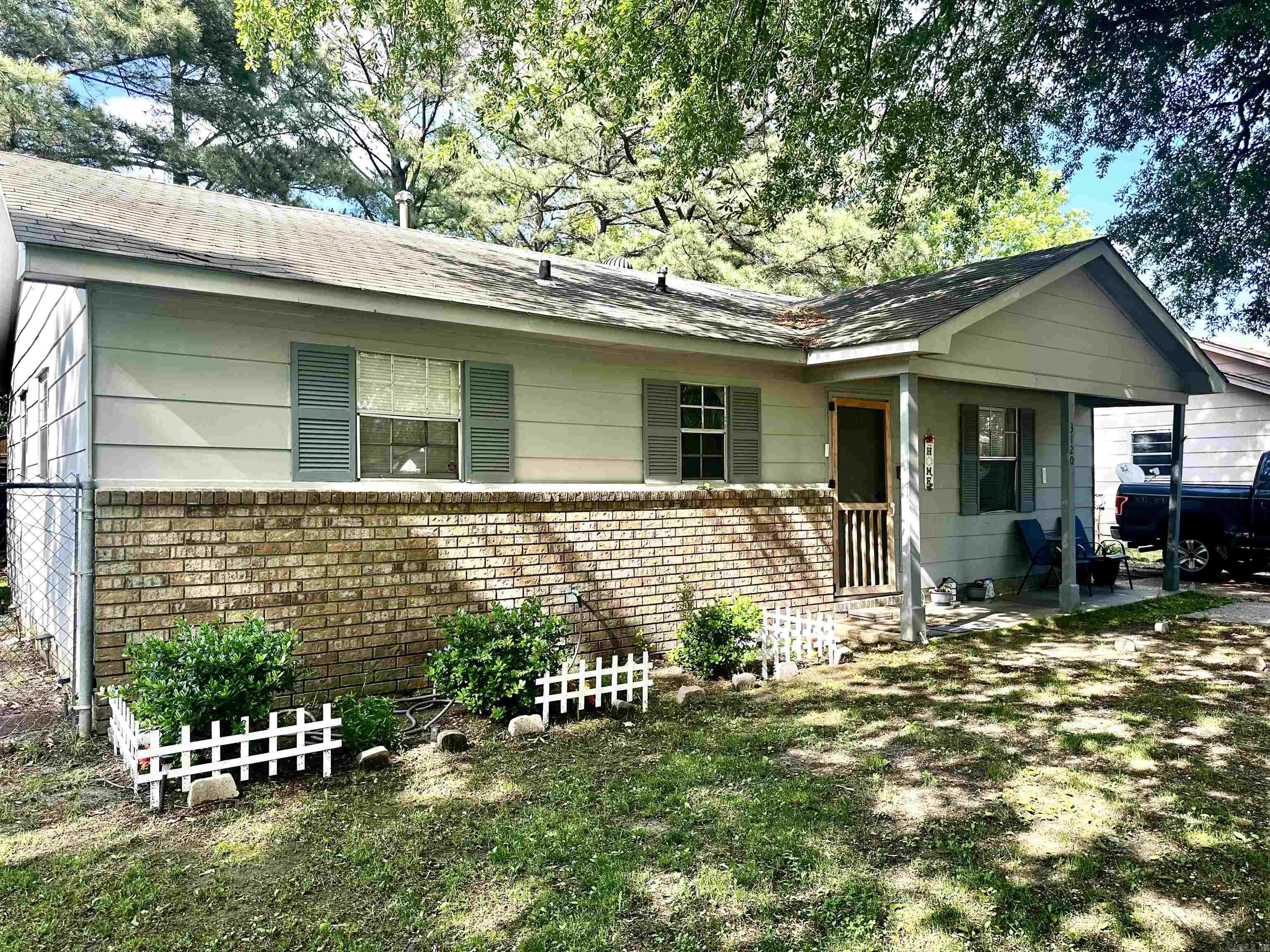 Cute Jonesboro ranch-style home! It has three bedrooms, one bath and 980 square feet.