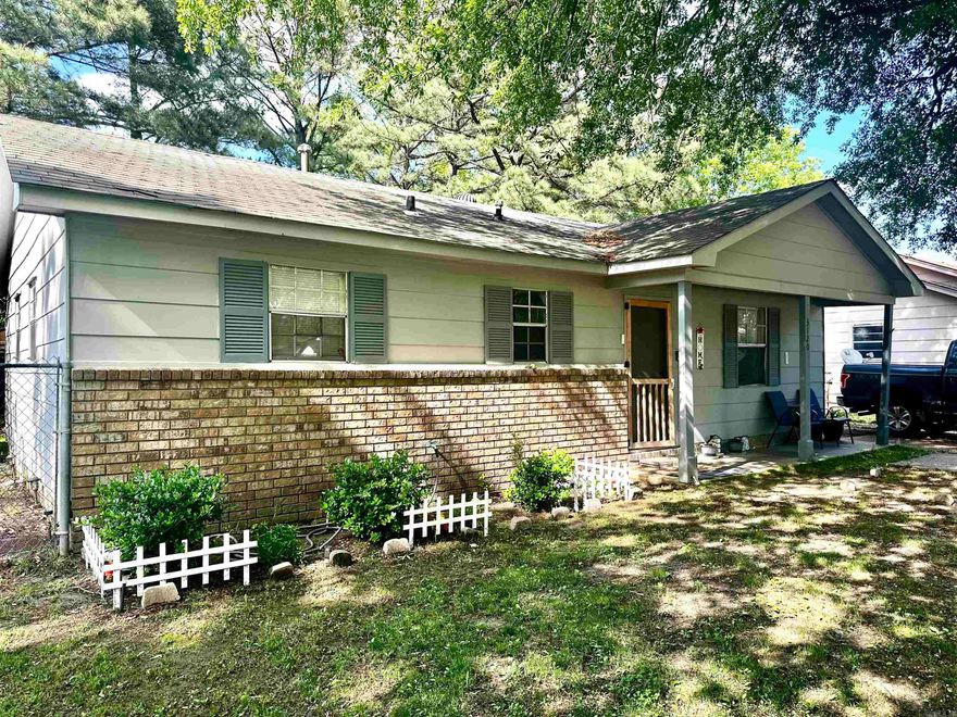 Cute Jonesboro ranch-style home!  It has three bedrooms, one bath and 980 square feet.