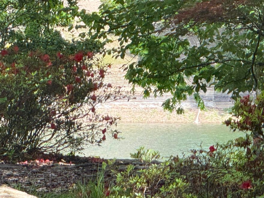 Here's a chance tp be a part of this great neighborhood and enjoy beautiful views of Lake Balboa