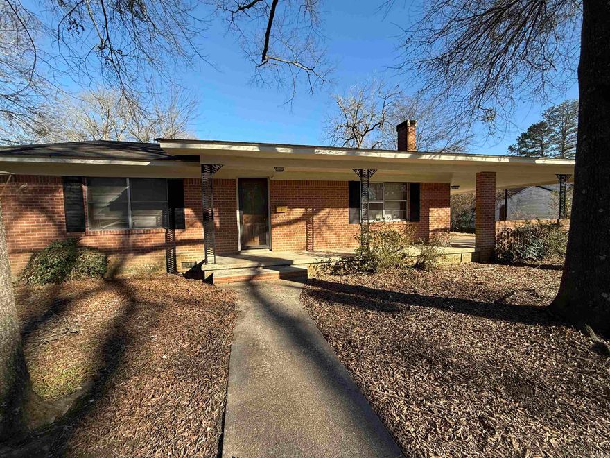 Nice brick home in the heart of Arkadelphia within walking distance to HSU campus.  New HVAC, water heater, exterior paint, kitchen and bath flooring.