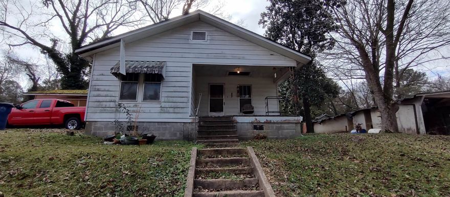 3 bed, 2 bath, fixer-upper with endless potential! Perfect for investors or those looking to make it their own. Don't miss out - schedule a showing today!
