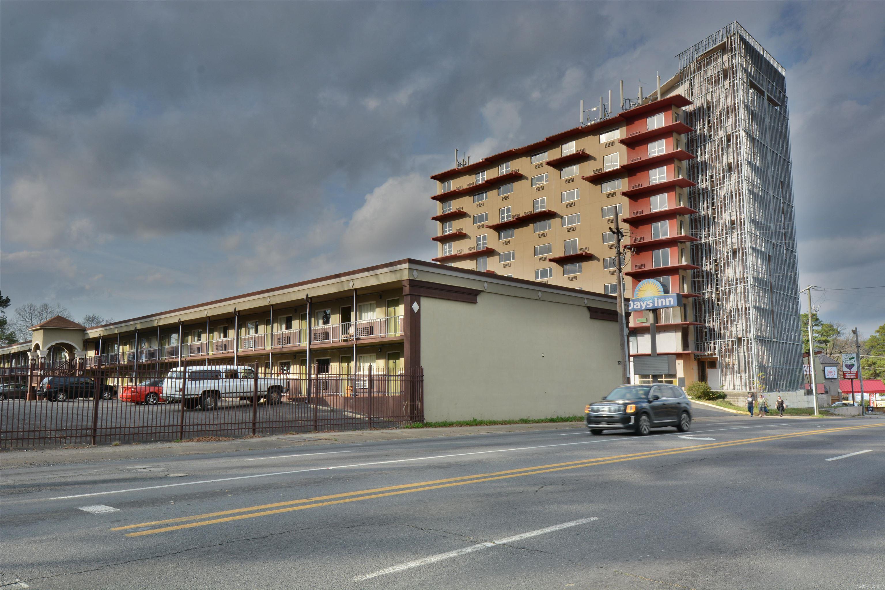 DAYS INN BY WYNDAM- HOT SPRINGS- 2 STORY 82 ROOM OPERATIONAL MOTEL *PLUS* VISTA TOWERS (10 STORY 80 ROOM HOTEL -ORIGINALLY ROYALE VISTA INN & DERBY THEATER) ALL ON 3.68 ACRES MOL WITH PARKING FOR 250-300- READY TO BE REMODELED TO ITS ORIGINAL GLORY --SOME ROOMS HAVE BEEN COMBINED TO MAKE 2 ROOM SUITES--REMODELING HAS BEGUN WITH SOME WALLS, SHEET ROCK, & WORK IN PROGRESS. CATTY CORNER ACROSS FROM OAKLAWN RACING AND CASINO DERBY THEATER & LOUNGE WITH "GOOD BONES" IN NEED TOTAL REMODEL (20,000 SQ FT +/-)
