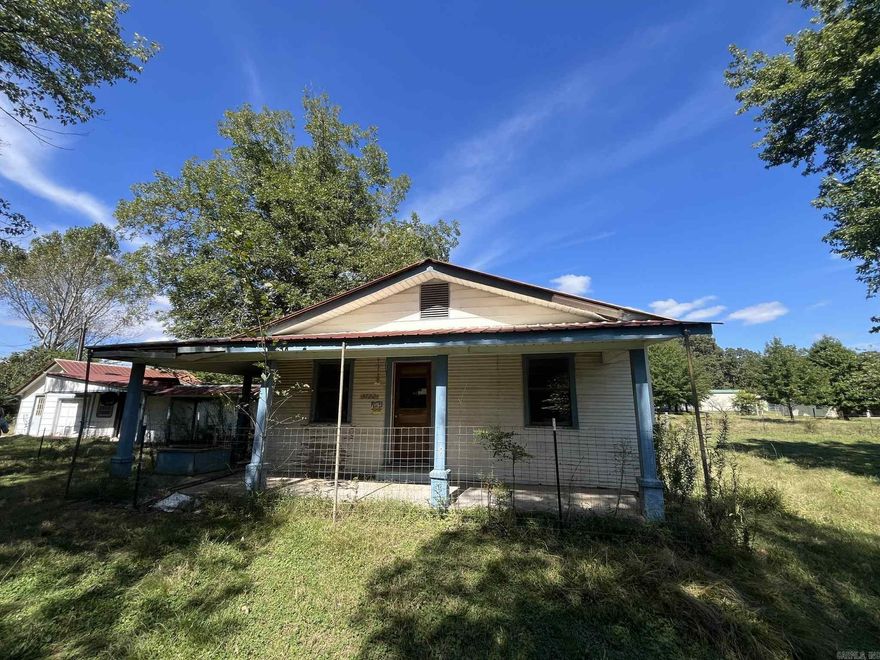 Spacious fixer upper on 1.36 acres! Fully fenced! Very close to town but still has the country feel! This property has tons of potential!