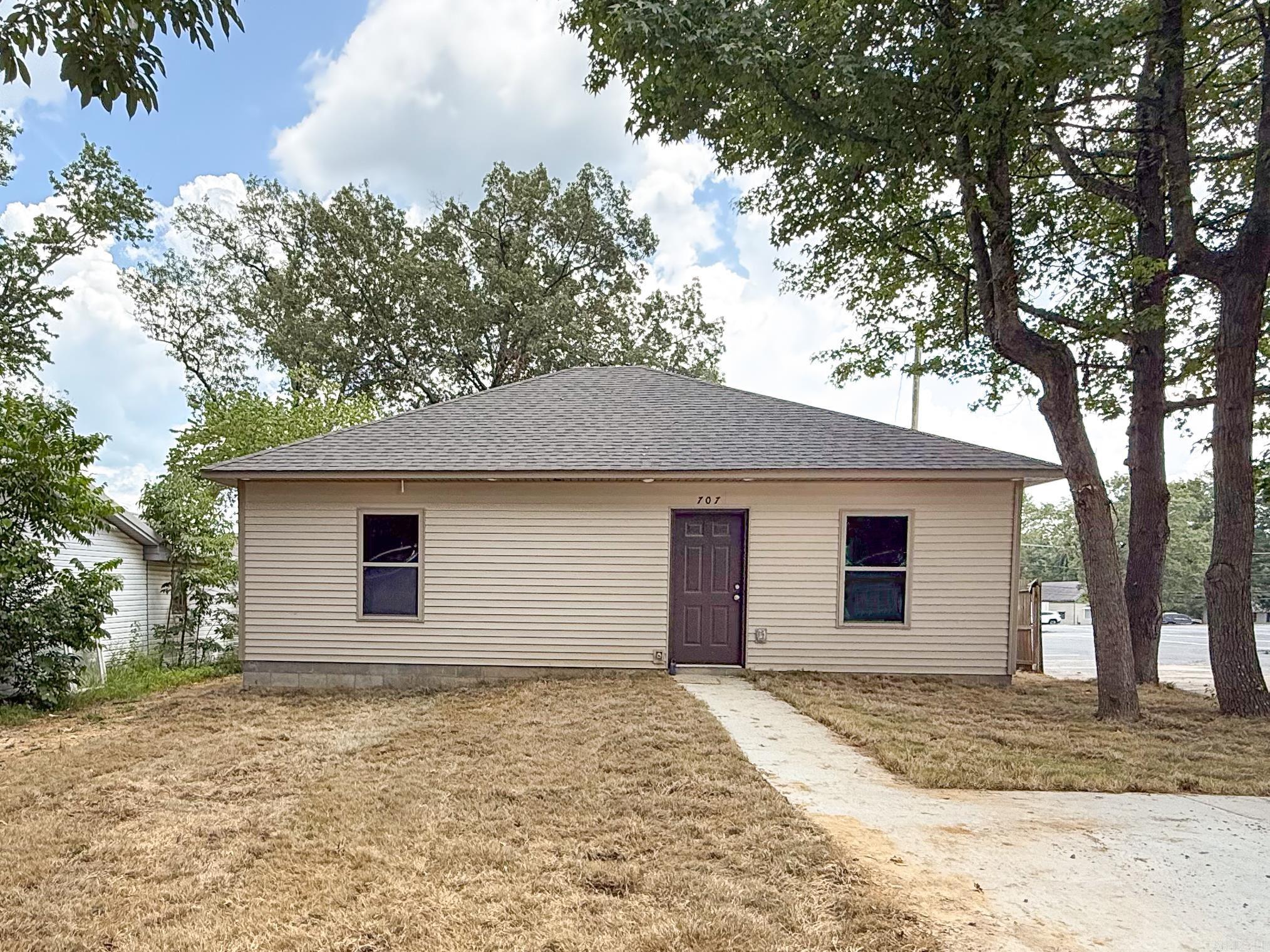 Welcome to your NEW home! This 3 bedroom 2 bath home is perfect! Open floor plan, big living room. Great counter tops, tiled backsplash, tons of cabinets, stainless steel appliances, dishwasher and built in microwave! No changes can be made, Floor to be stained concrete.