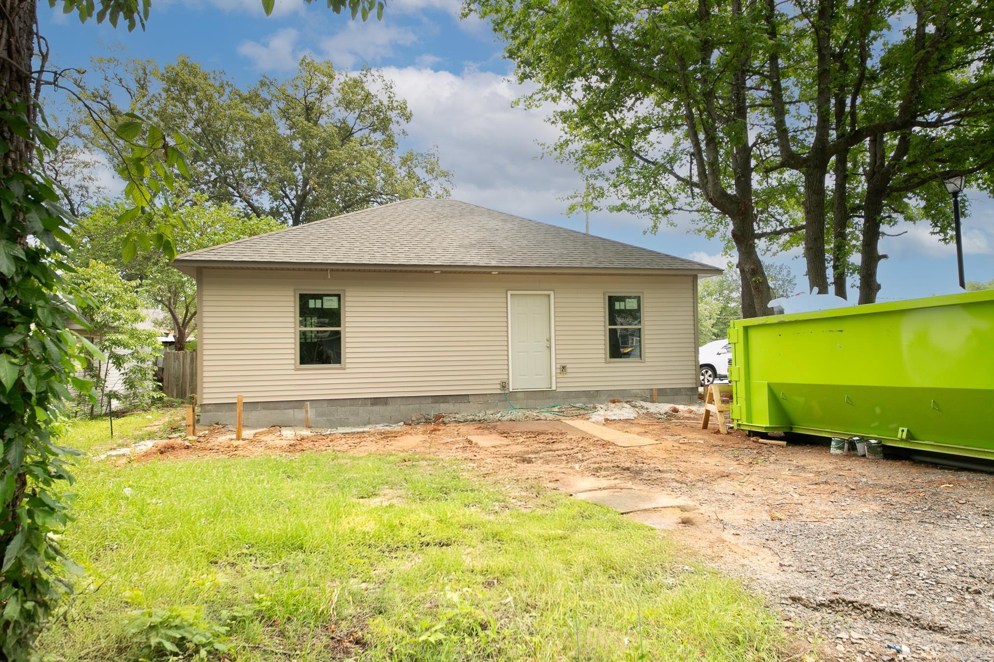 Welcome to your NEW home! This 3 bedroom 2 bath home is perfect! Open floor plan, big living room. Great counter tops, tiled backsplash, tons of cabinets, stainless steel appliances, dishwasher and built in microwave! No changes can be made, Floor to be stained concrete.