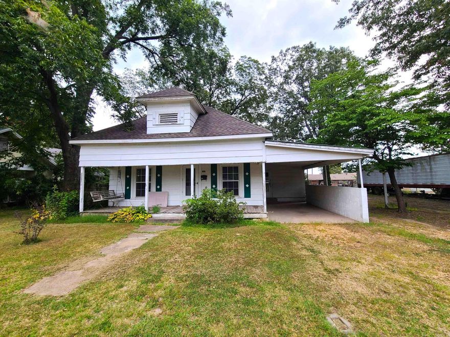 187 N. Monroe is a 2 bedroom, 1 bath, 1,935 sq. ft. home sitting on .23 Acre. The home includes a bonus room, attached carport and outdoor shop perfect for storage. This home would make a great fixer upper for an investment property or starter home!