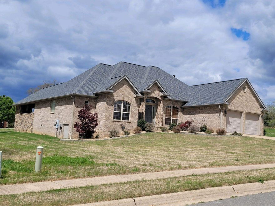 Beautiful 3 bed/2.5 bath brick home on Big Creek Golf Course. Features an outdoor kitchen with plenty of space for entertaining!