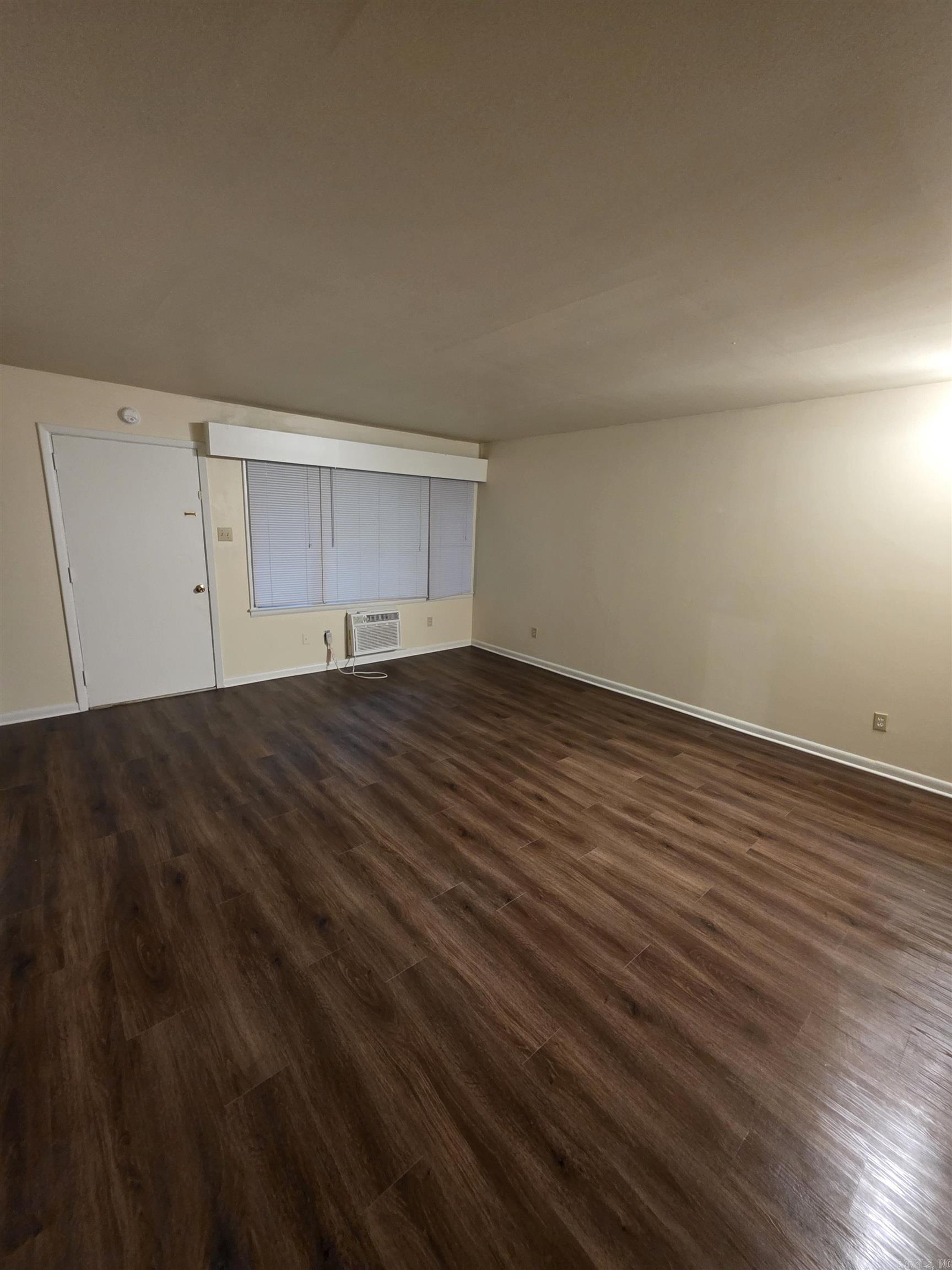 Cozy Studio apartment in midtown Little Rock that is waiting for you to call home. Luxury vinyl flooring throughout. Fridge and oven included. Water is included and tenant pays for electric. Close to shopping, dining, and much more! Walking distance to 2 major hospitals. This property is managed by Hoffman Team so beware of scammers - we will never ask you to Cashapp us money. The lease for this property is for 18 months to 2 years with a 3% increase after the first year. Income must be 3x the amount of rent. Deposit, first monthās rent, and the $50 administration fee due before move in. This property does not accept section 8.