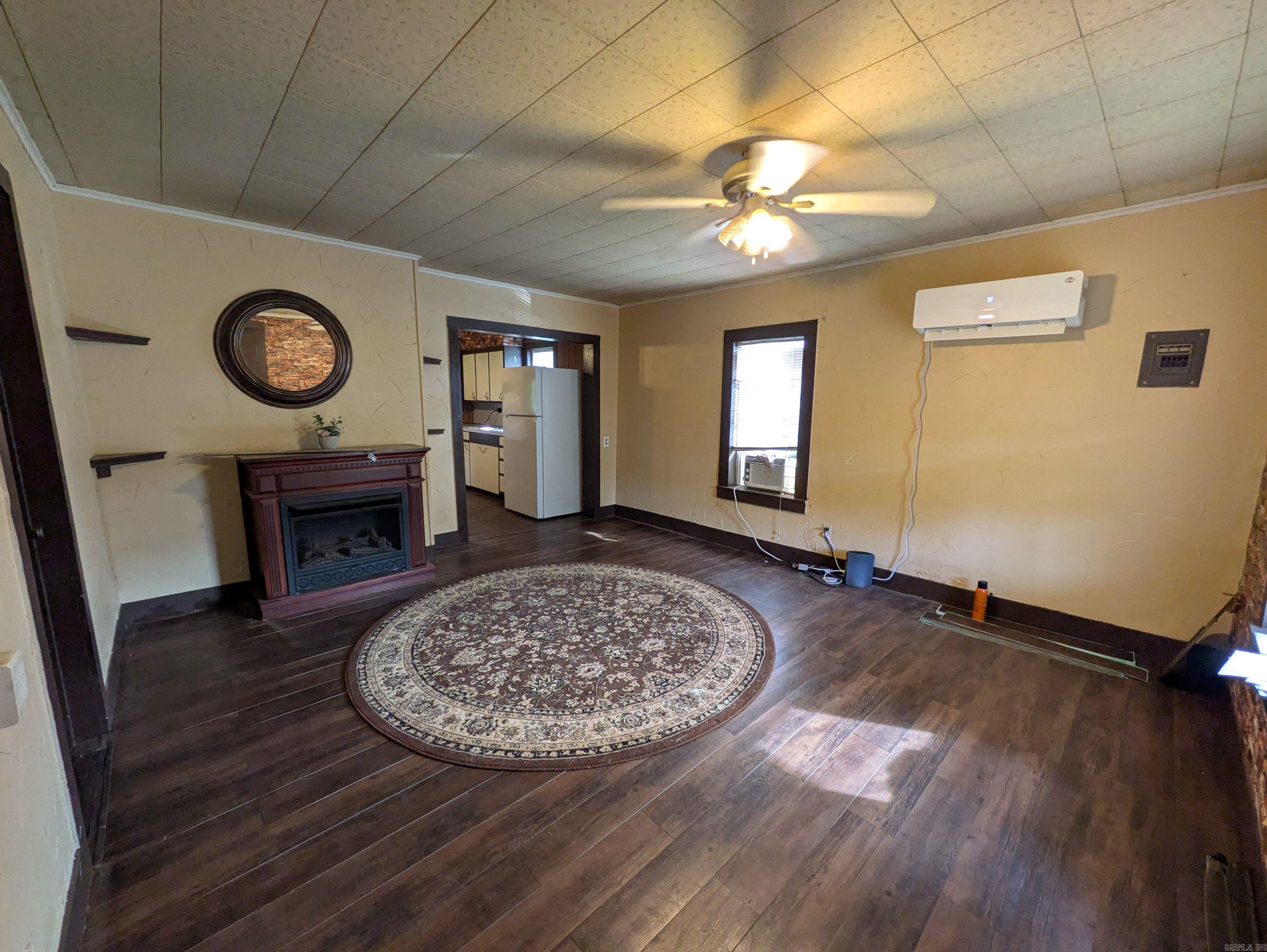 CLARKSVILLE REAL EST - Residential