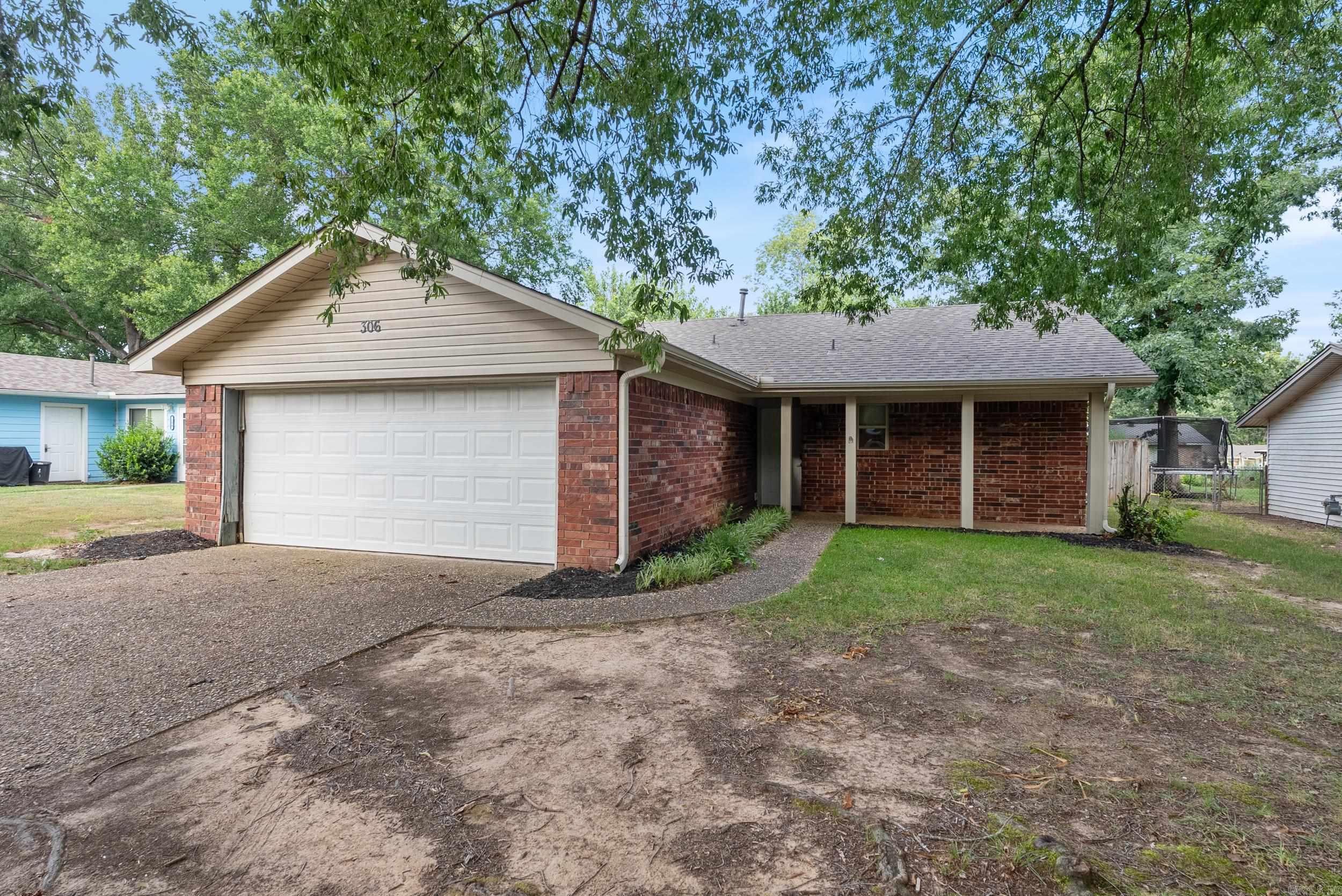 Charming 3 bed, 2 bath home in the heart of Conway with a roof less than 2 years old. Sitting on a level lot, this home features a spacious master bedroom with a large walk-in closet. Enjoy direct access to Tucker Creek Trail and just 0.4 miles to Bainbridge Park. Prime location, move-in ready!
