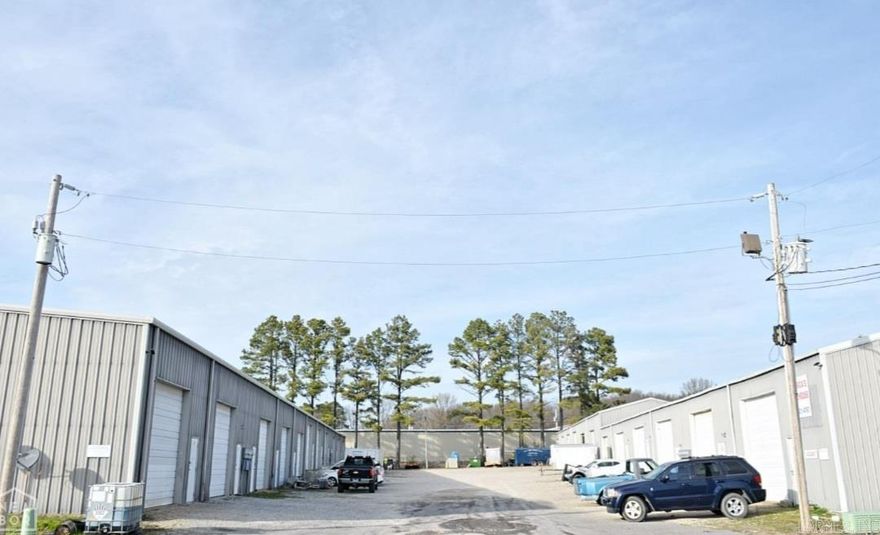 Warehouse: 23 units: 11 units= 1,000 SF, 12 units= 750 SF. / Approximately 1.28 acres. Valley View area South of Jonesboro, off of Hwy 1