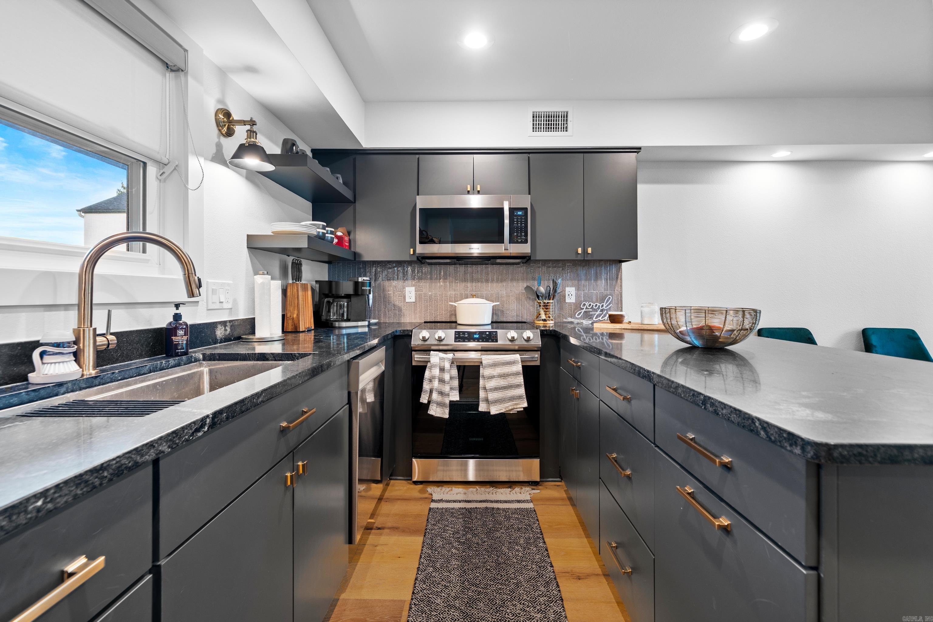 TREEHOUSE CONDO - Residential