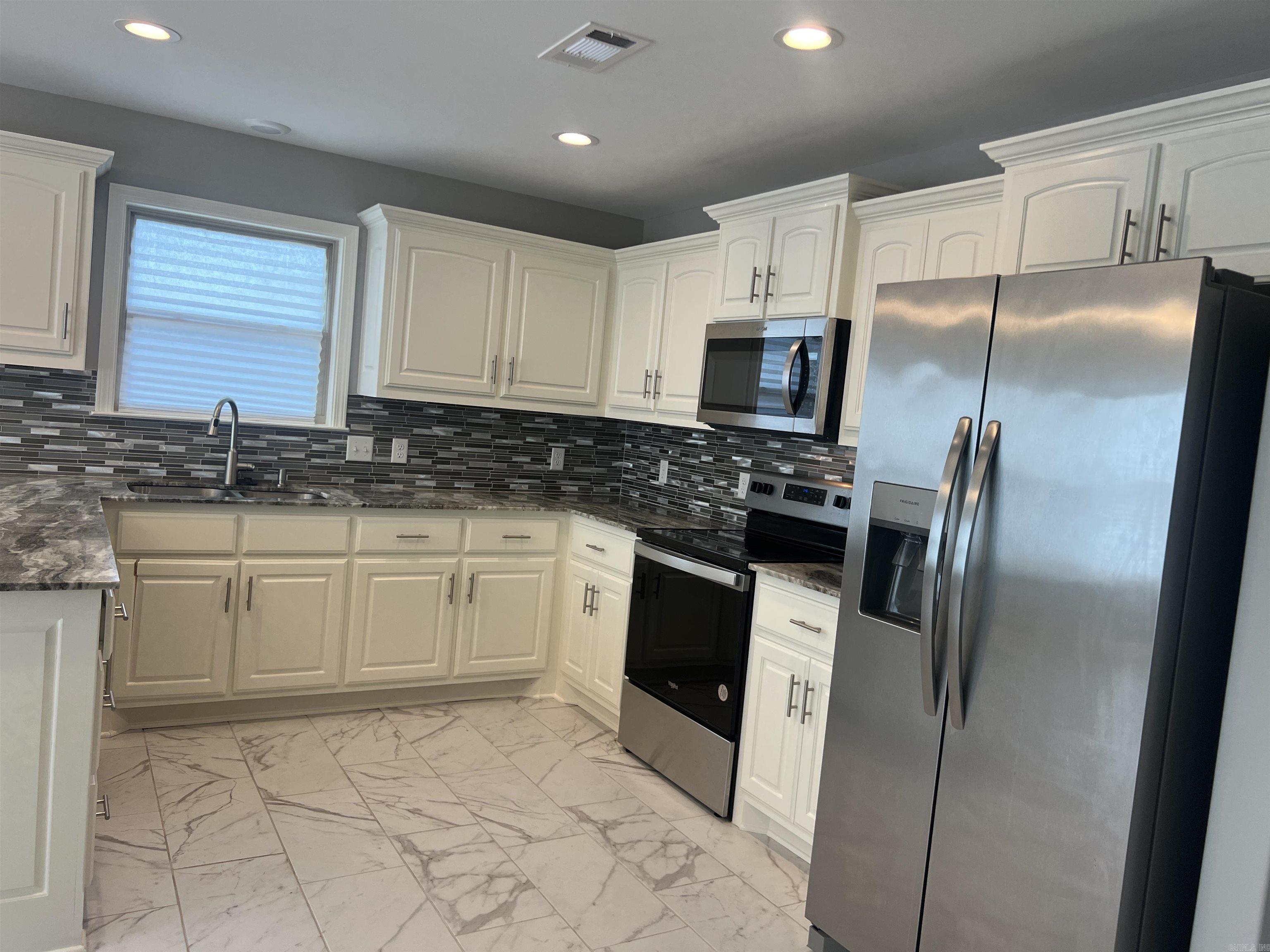 DANIELS OAKS - Residential