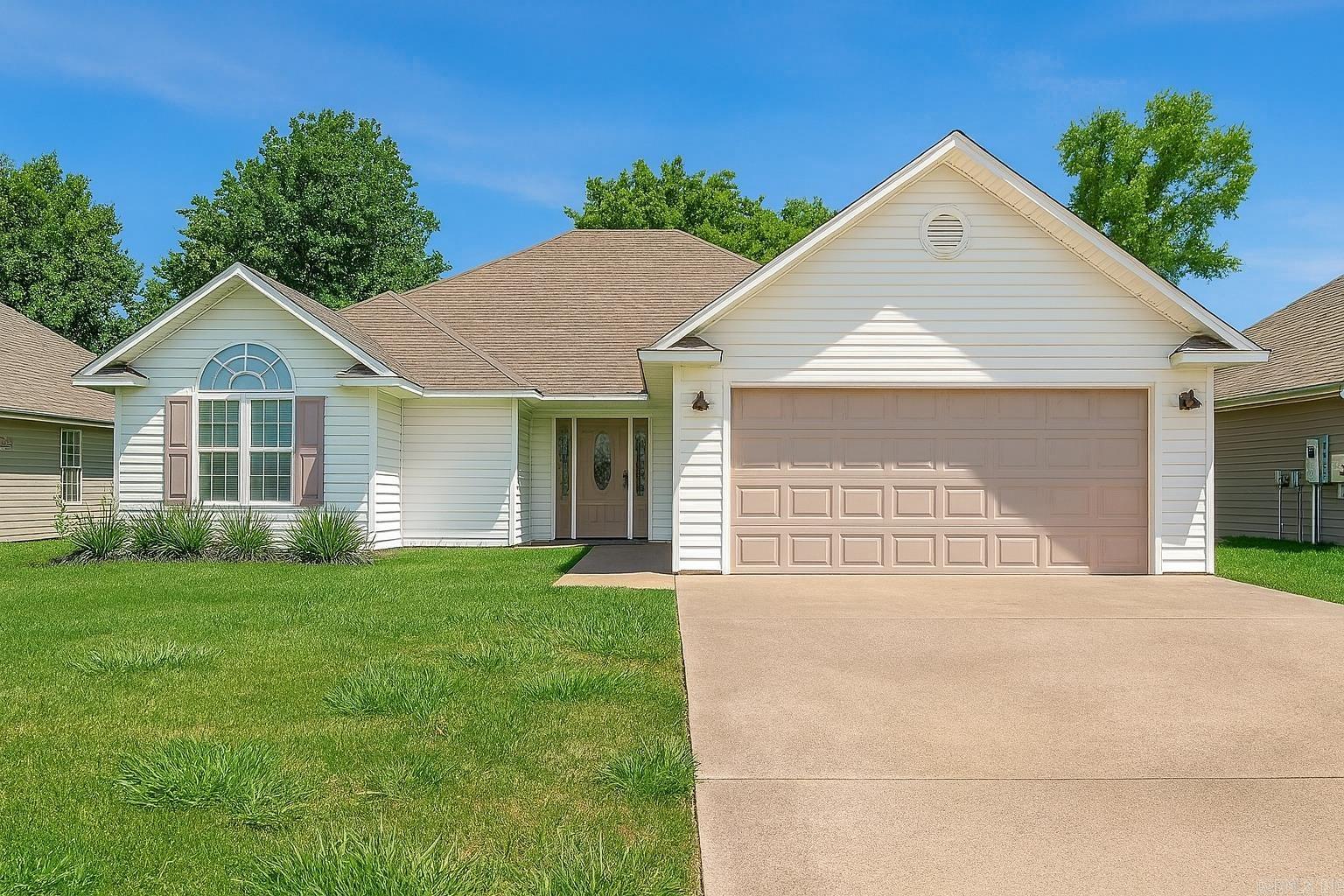 Welcome to the market 3712 Lexee Drive! Boasting 3 Bedrooms with an office that could be used as a 4th Bedroom and 2 full bathrooms! This ideal home in a quiet Jonesboro Neighborhood close to restaurants and shops is calling your name! Featuring vital home updates like a new water heater, new refrigerator, new HVAC, and new LVP flooring in one of the rooms. With an updated bathroom for an added touch of elegance. Don't forget the fully fenced backyard with a small workshop. Call today to get into this home before it's gone! Hablo Español tambien mi gente, macrame hoy!