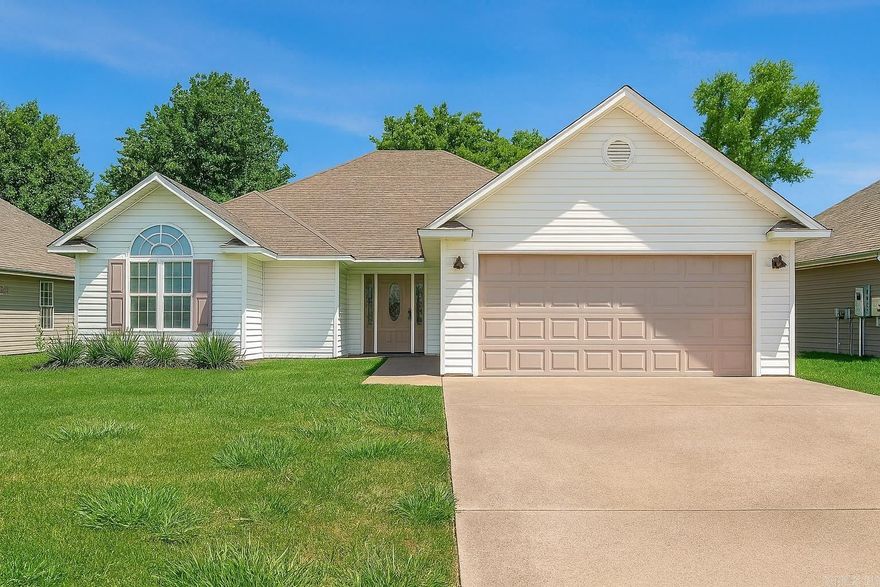 Welcome to the market 3712 Lexee Drive! Boasting 3 Bedrooms with an office that could be used as a 4th Bedroom and 2 full bathrooms! This ideal home in a quiet Jonesboro Neighborhood close to restaurants and shops is calling your name! Featuring vital home updates like a new water heater, new refrigerator, new HVAC, and new LVP flooring in one of the rooms. With an updated bathroom for an added touch of elegance. Don't forget the fully fenced backyard with a small workshop. Call today to get into this home before it's gone! Hablo Español tambien mi gente, macrame hoy!