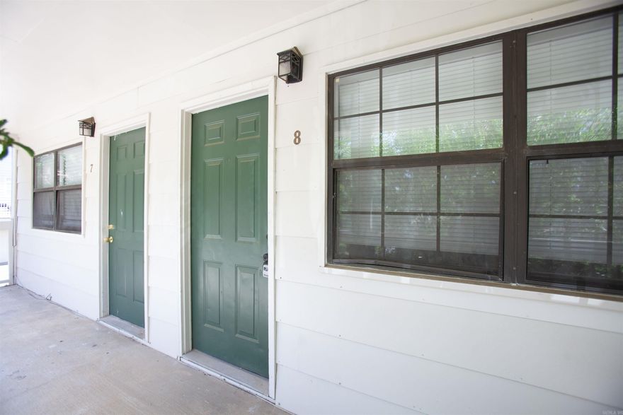 SPECIAL! HALF OFF FIRST MONTH'S RENT AND A FREE 50' TV! Newly remodeled 1BD apartment in the center of Little Rock. ALL APPLIANCES INCLUDED! The lease for this property is for 18 months and income has to be three times the amount unless you have a housing voucher.