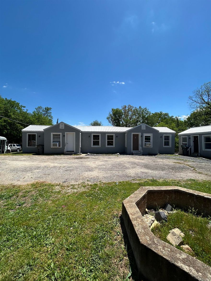 One bedroom, one bathroom apartment located in Hot Springs school district.  In town, close to restaurants and shopping. Will allow one small pet.