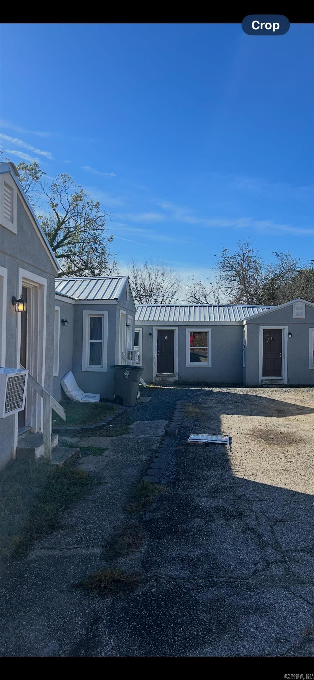 One bedroom, one bathroom apartment located in Hot Springs school district. In town, close to restaurants and shopping. Will allow one small pet.