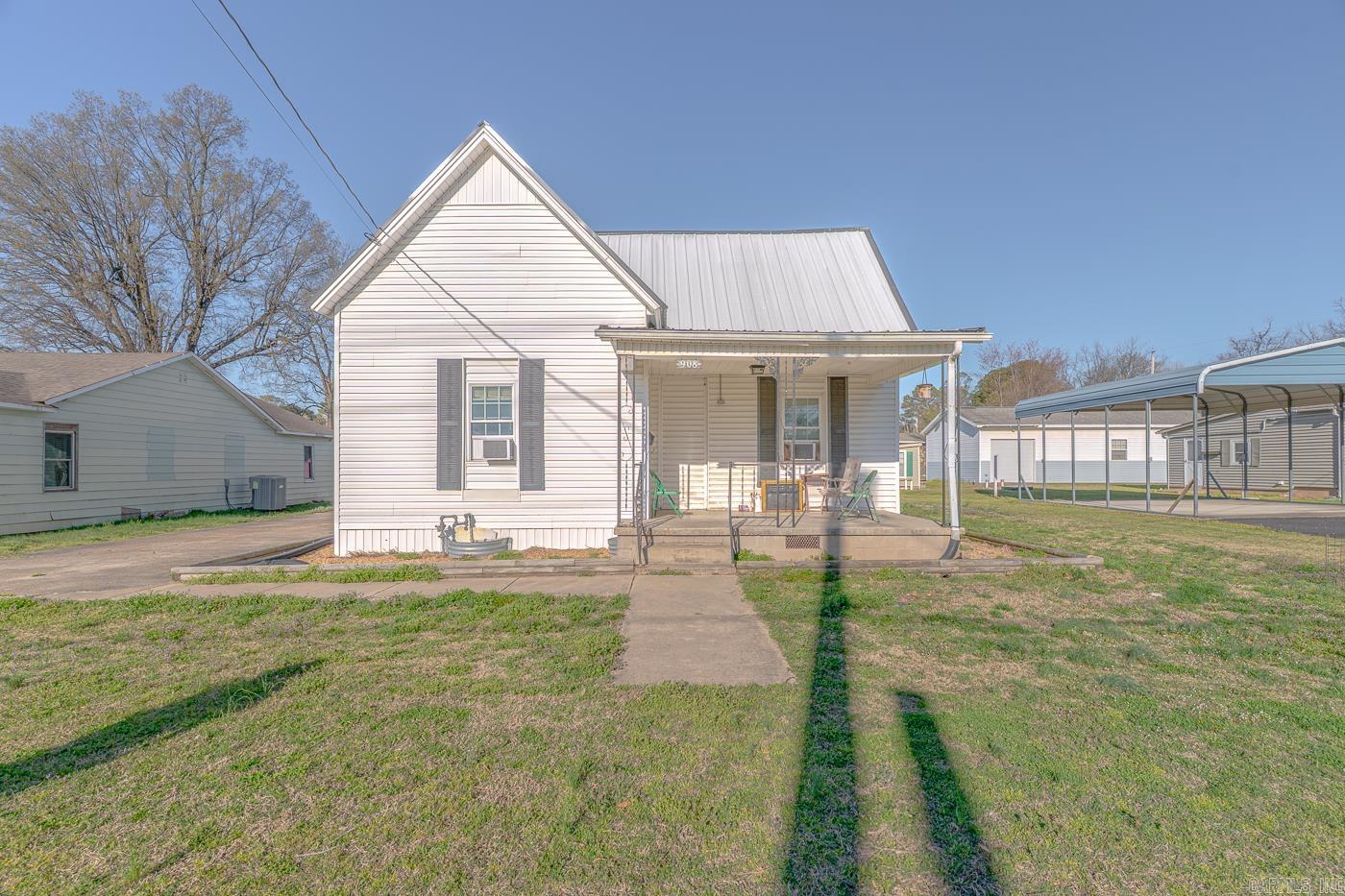 Welcome to the Market 908 S. 7th St., Paragould, AR! Great investment opportunity! This 2-bedroom, 1-bath home offers 1,254 sq. ft. of living space on a +/- 0.23-acre lot. With a charming interior and tenant already in place, this property is perfect for investors looking for immediate rental income. The seller is also offering a portfolio of 10 additional single-family homes and a quadplex, presenting a fantastic opportunity for investors to expand their rental portfolio.Call today for more details!