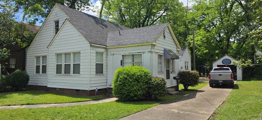 Check out this 3 bed -1.5 bath ready to go! Located in a busy commercial area, this home could be used as an office or a nice family home!  Home has some updates such as new roof, AC and windows in 2023. Large rooms and tall ceilings! Home could easily be converted to a 2 bath as well.   Includes a laundry area, carport, and a bonus room added to front of home!  Call or text to set up a showing appointment!