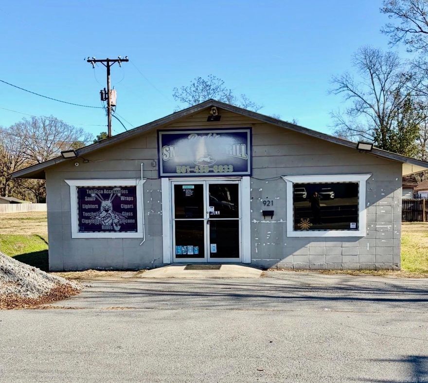 Check out this commercial building in the heart of Lonoke! Prime opportunity to own a ready-to-go space formerly used as a retail/restaurant! This property offers a flexible layout suitable for a wide range of uses including retail, office, or food service ventures. Features include existing kitchen infrastructure, commercial kitchen hook ups, spacious dining areas, and ample parking. Conveniently located in a high-traffic area with excellent visibility and easy access for customers. Bring your business vision to life in this versatile, well-positioned property!