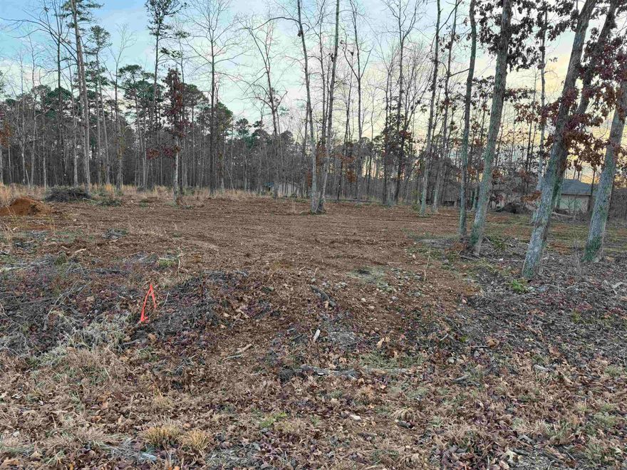 Level, cleared and ready for your dream home in Hot Springs Village. Located near the Glazy Peau Gate.  Hot Springs Village residents enjoy 11 lakes, 9 golf courses, miles of trails, and a vibrant social environment—all surrounded by the stunning Ouachita Mountains. Call for your showing today!