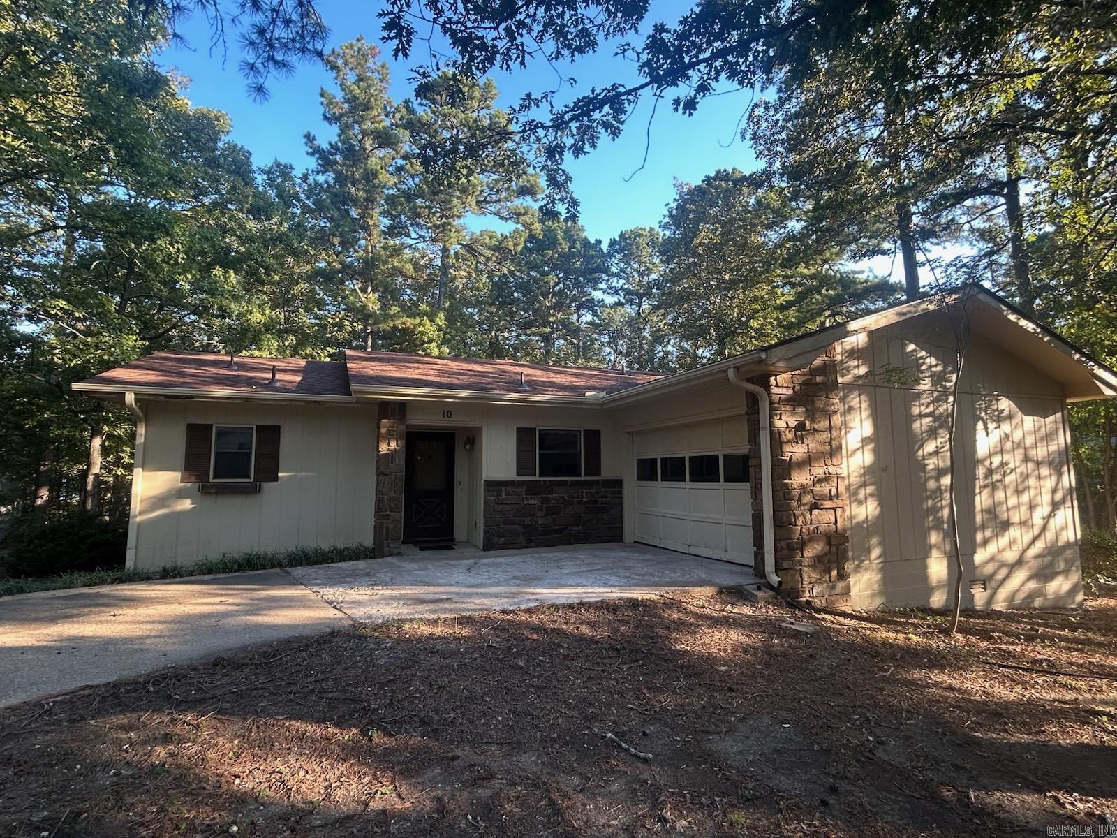 THIS IS A 2 BEDROOM HOME WITH COVERED BACK PORCH AND BACK DECK. SMALL GARDEN TO THE SIDE. COME TAKE A LOOK! ENJOY ALL THE AMENITIES OF THE BEAUTIFUL HOT SPRINGS VILLAGE!