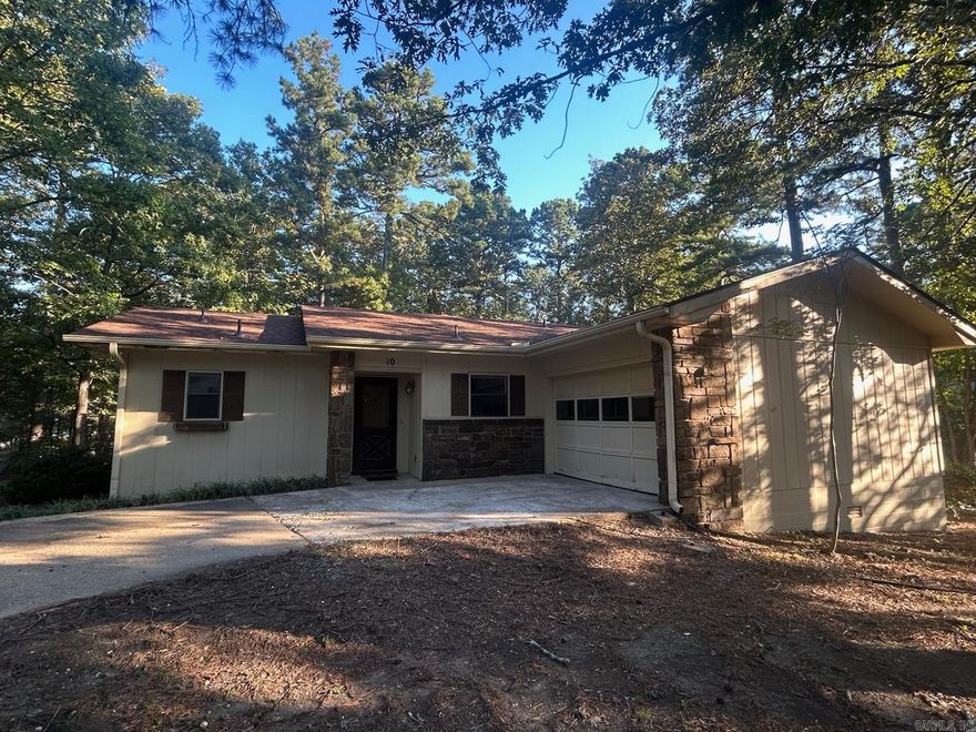 THIS IS A 2 BEDROOM HOME WITH COVERED BACK PORCH AND BACK DECK. SMALL GARDEN TO THE SIDE. COME TAKE A LOOK! ENJOY ALL THE AMENITIES OF THE BEAUTIFUL HOT SPRINGS VILLAGE!
