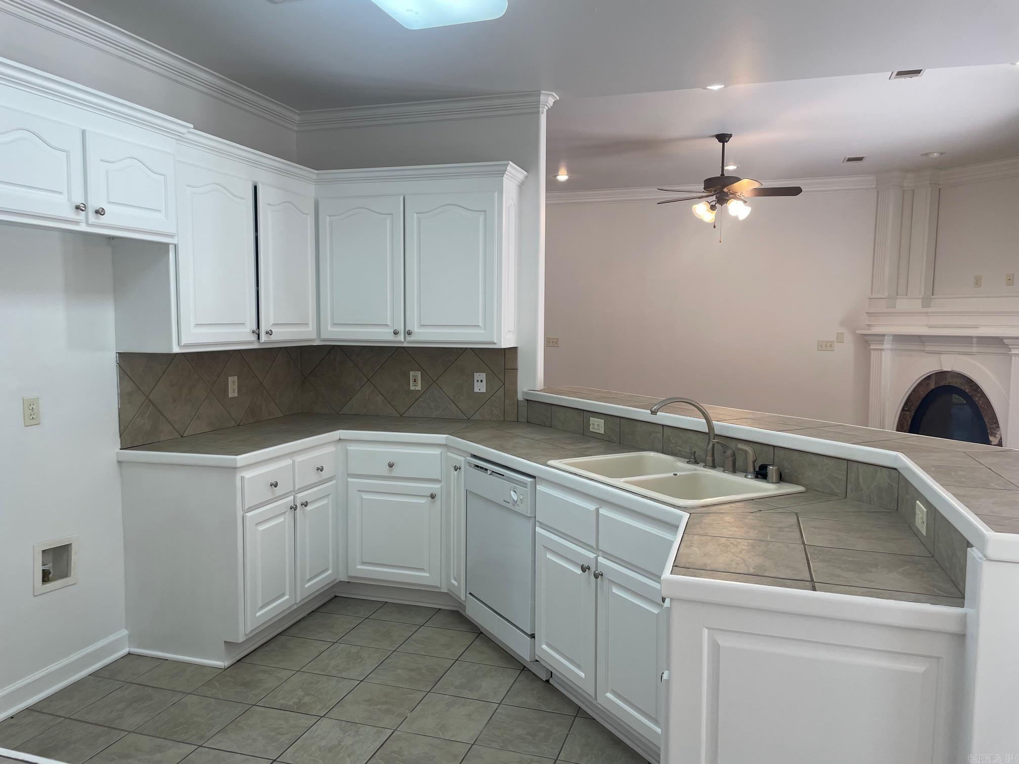 COUNTRY CLUB OF ARK THE - Residential