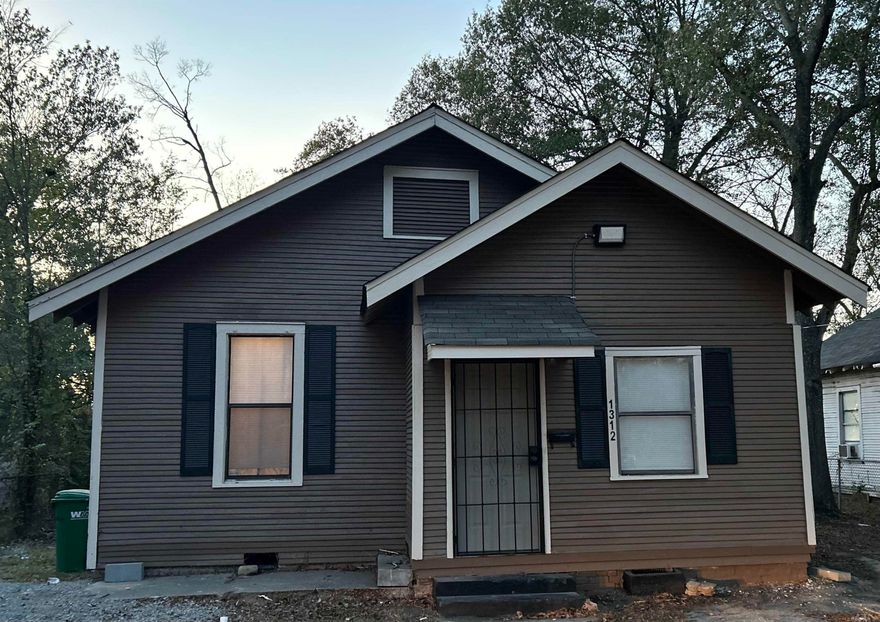Great family home in a quiet, established area. Fully renovated; features include a new roof, paint, flooring, and lighting. This home is perfect for the first-time homeowner or a growing family. Don't wait, call today!