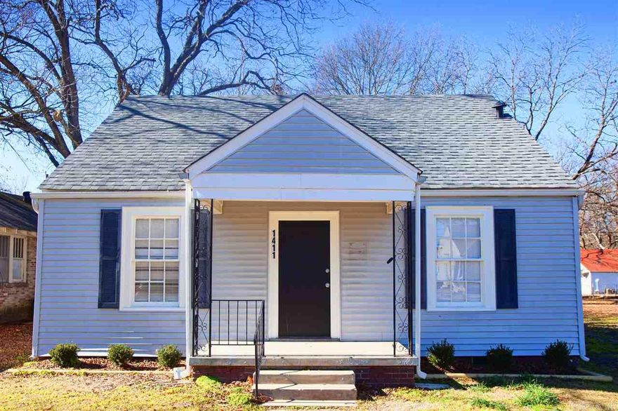 Cute 2BD/1BA in North Little Rock that is waiting for you to call home. Eat-in-kitchen with granite countertops. This property is managed by Hoffman Team so beware of scammers - we will never ask you to Cashapp us money. The lease for this property is for 18 months to 2 years with a 3% increase after the first year. Income must be 3x the amount of rent per month unless you have a housing voucher.