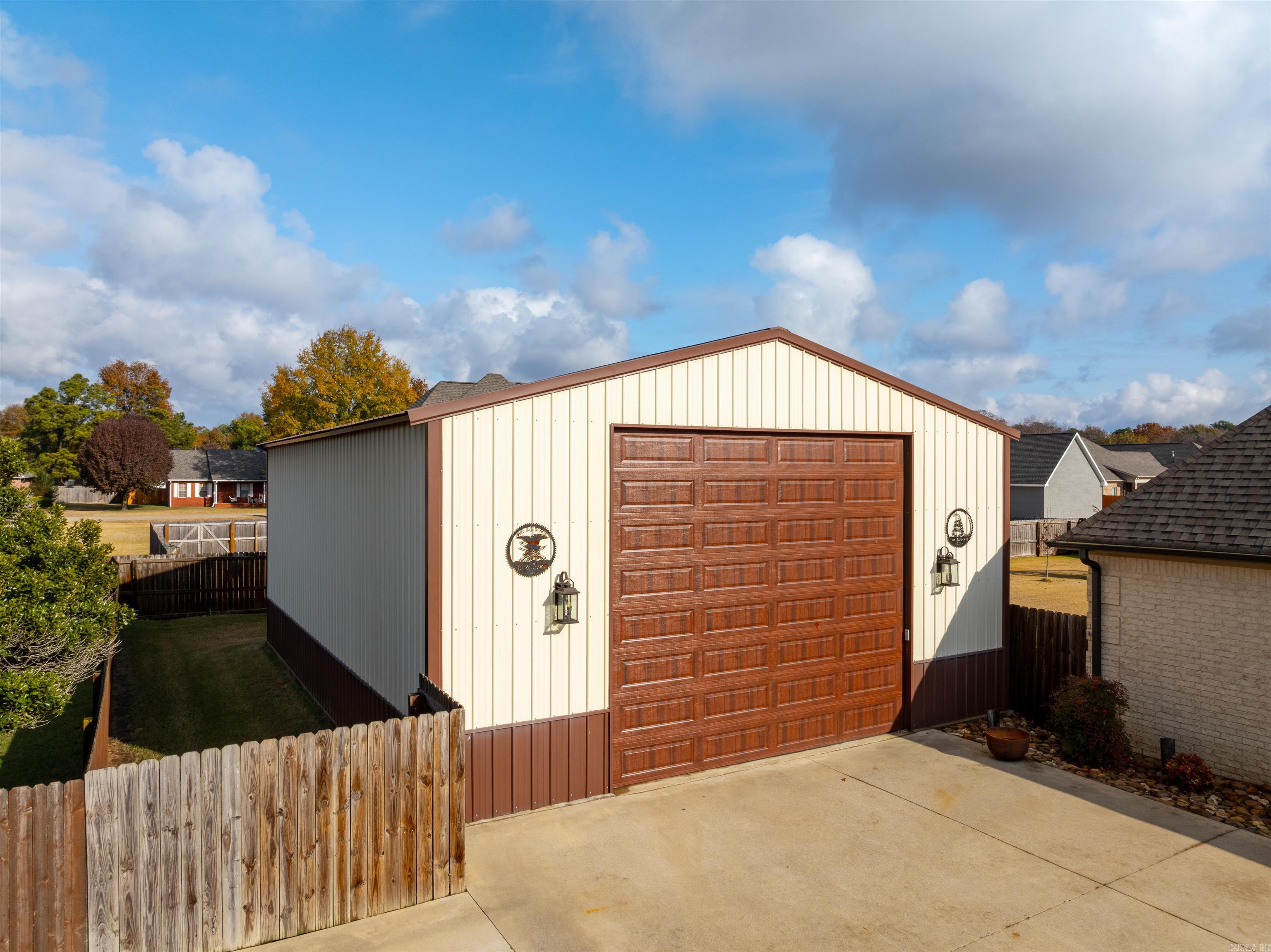 COUNTRY CLUB ESTATES - Residential