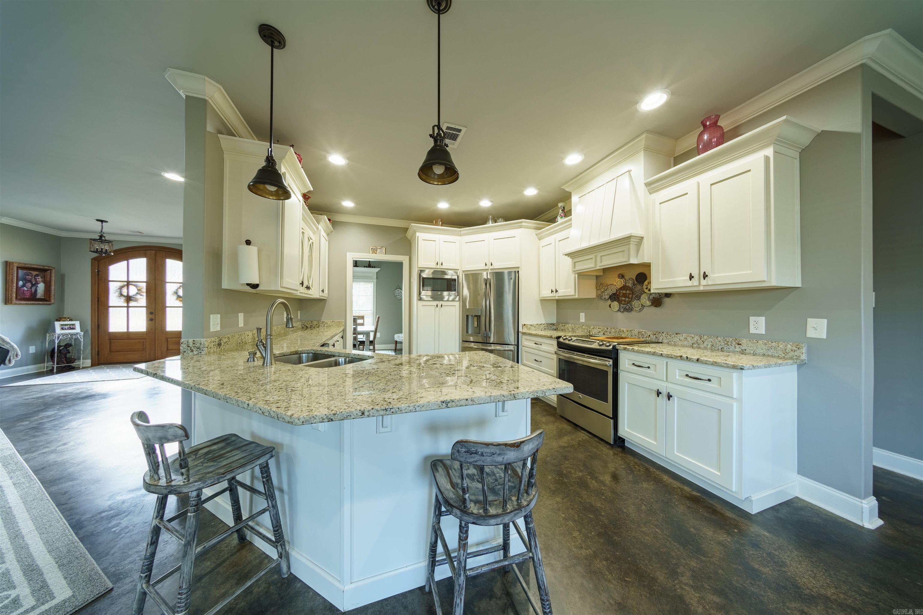 COUNTRY CLUB ESTATES - Residential