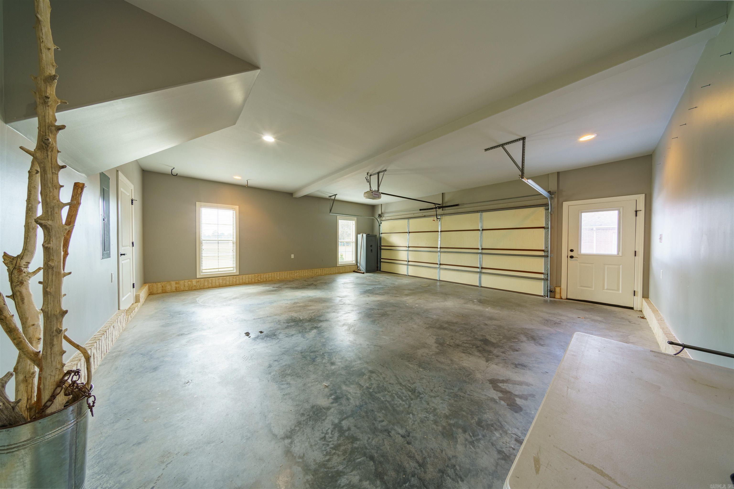 COUNTRY CLUB ESTATES - Residential