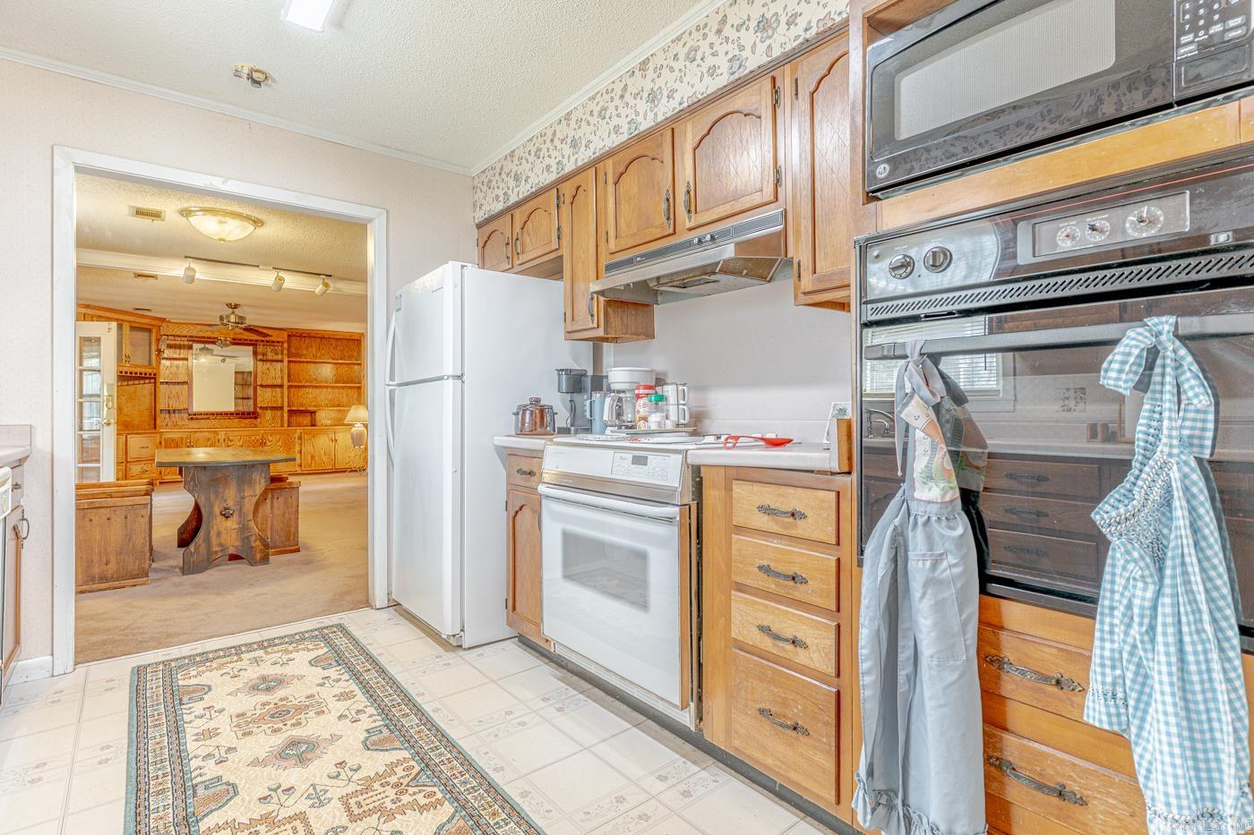 COUNTRY MANOR - Residential