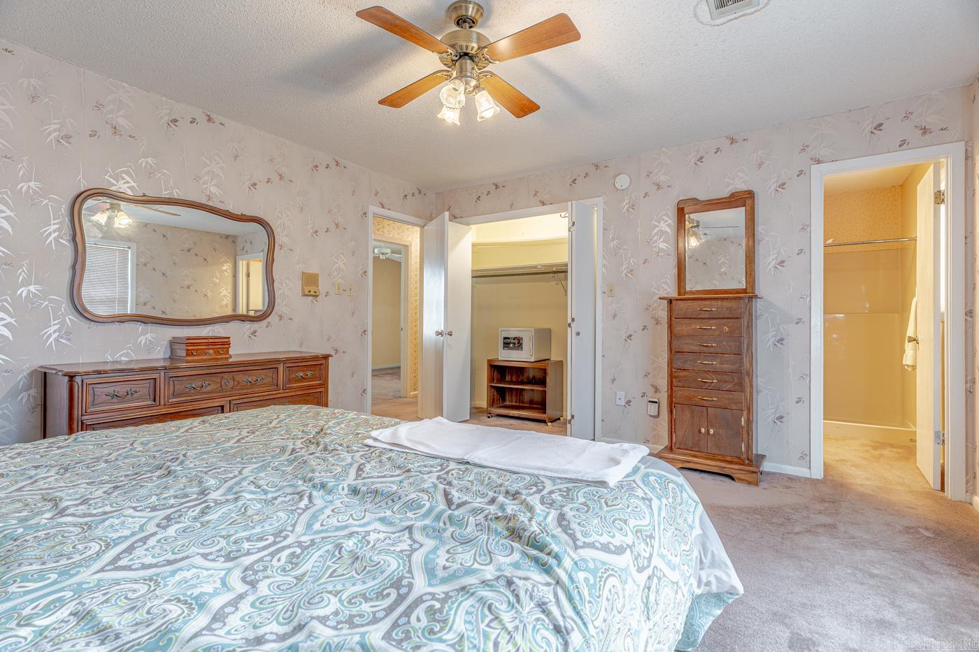 COUNTRY MANOR - Residential