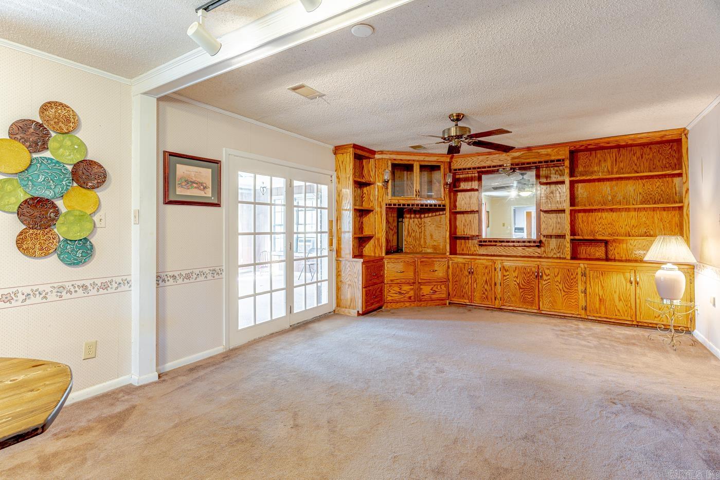 COUNTRY MANOR - Residential