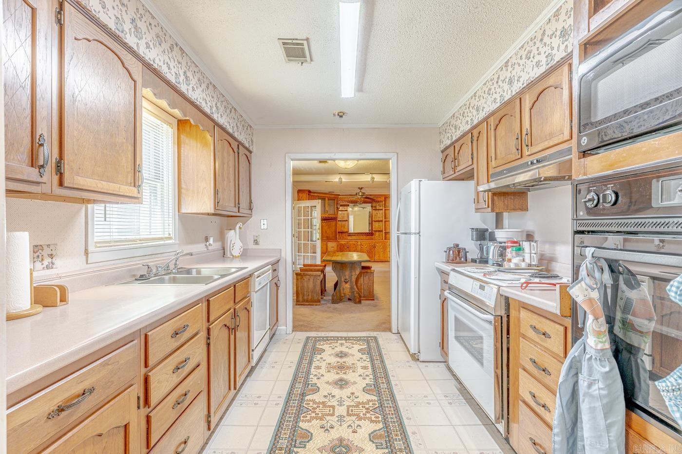 COUNTRY MANOR - Residential