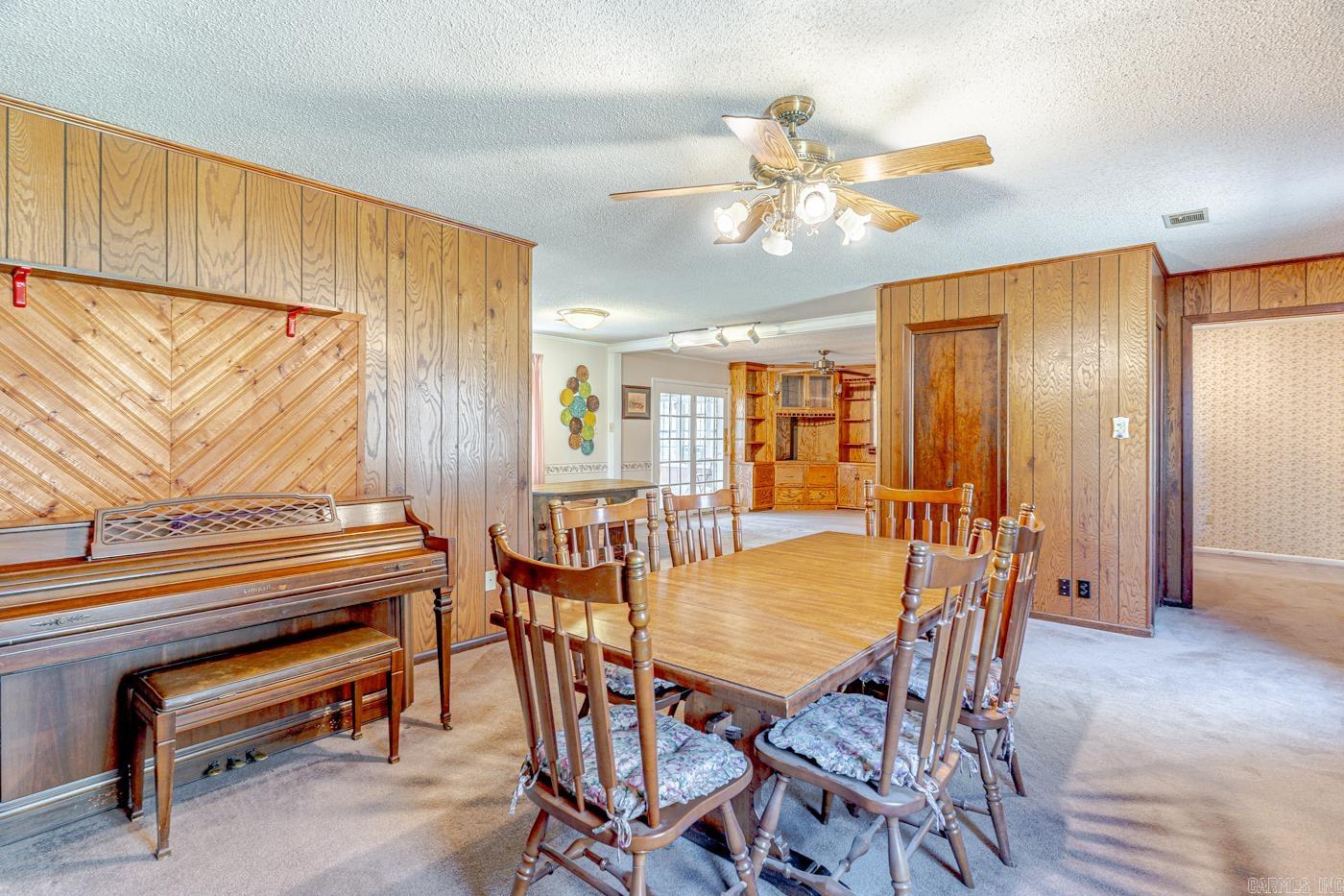 COUNTRY MANOR - Residential